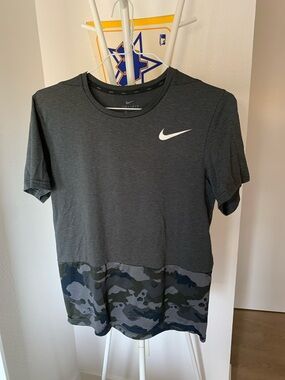 Nike Men’s Black/Gray Camo Short Sleeve Athletic Tee